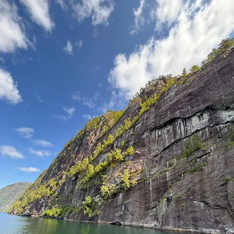 The steep rock wall above the Osterfjord